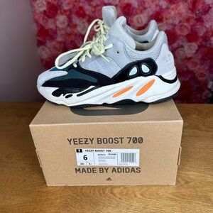 Yeezy wave runner 700 sneakers size 8